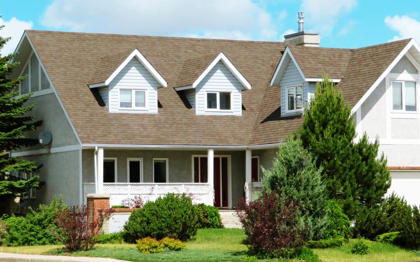 A pest control technician treating a home exterior in the Frisco and North DFW area for Texas Elite Xterminatorz